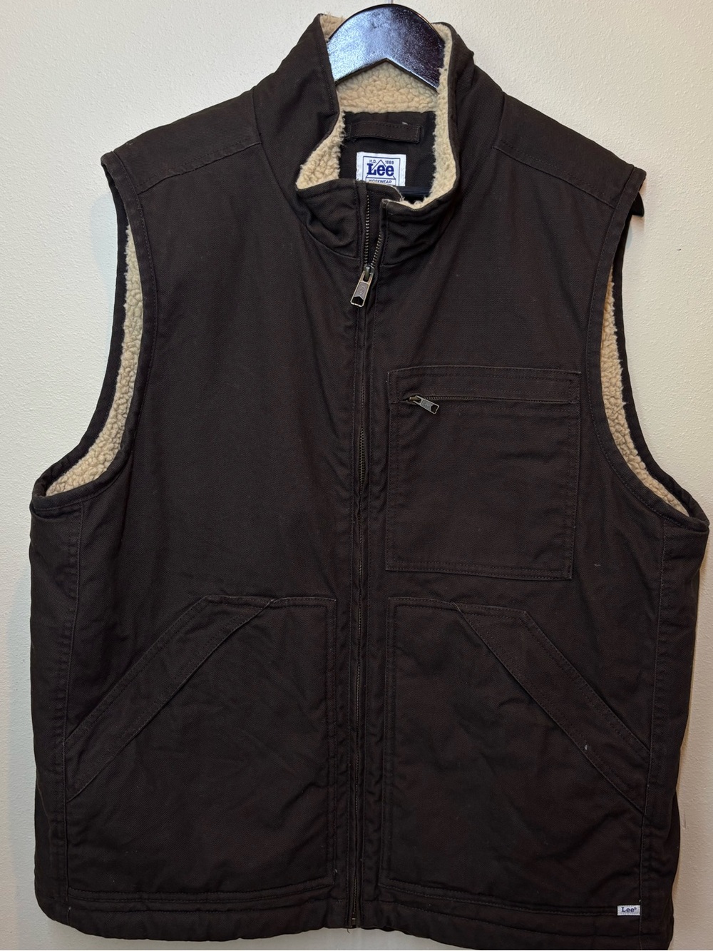Lee Men’s Brown Sherpa-Lined Zip Front Vest. Large, nwot